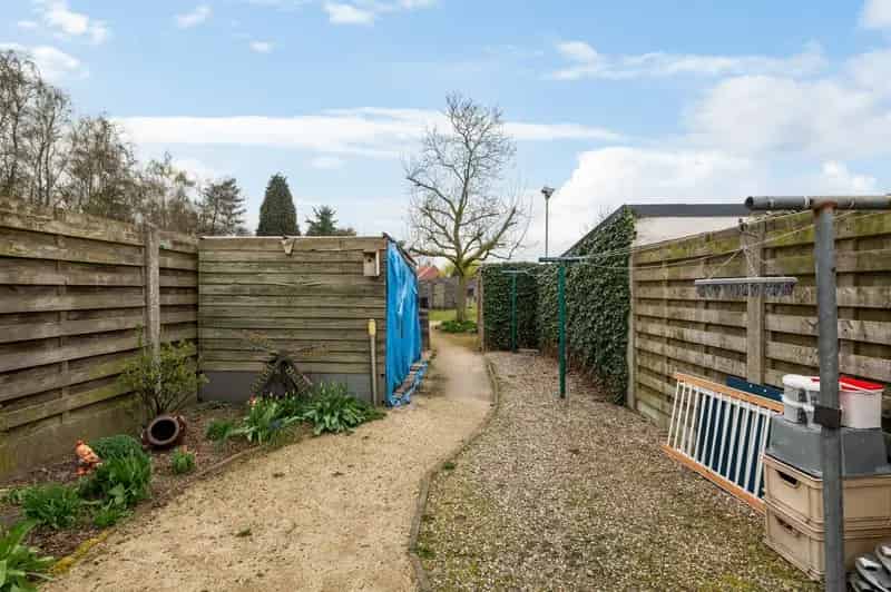 Ruime woning met 5 slpks. op 594 m² grond.