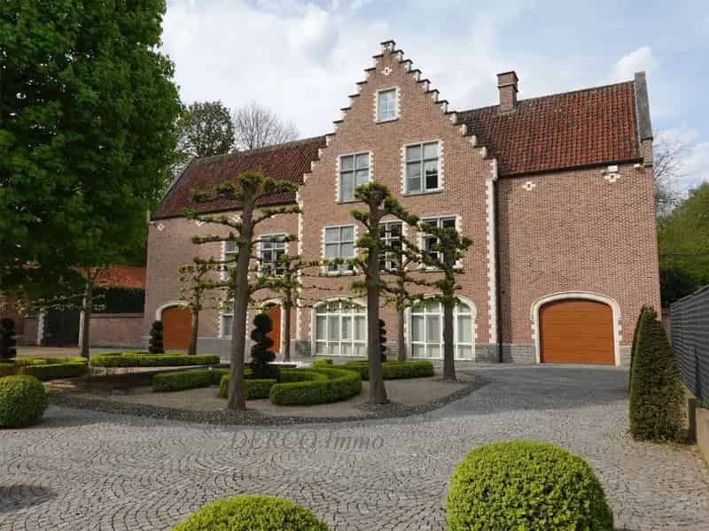 gezellige villa van 870 m2 met praktijkruimte, kangoeroewoning, ...  op 1,27 hectare