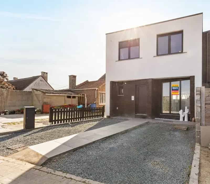 QUASI NIEUWBOUW MET 4 SLPK. & 2 BADKAMERS