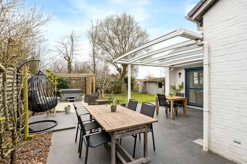 Instapklare bungalow met prachtige tuin, 4 slpks en garage