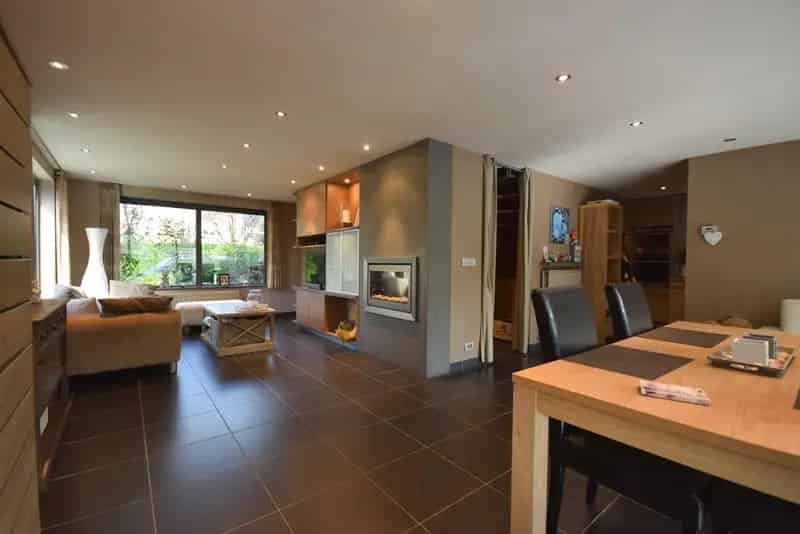 WONING MET ZONNIGE STADSTUIN
