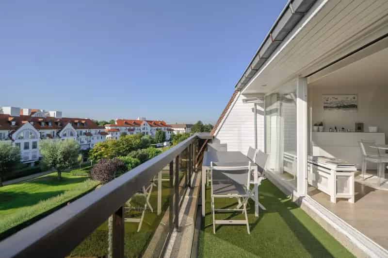 Appartement te koop te Knokke: Zonnig appartement met terras en zeezicht