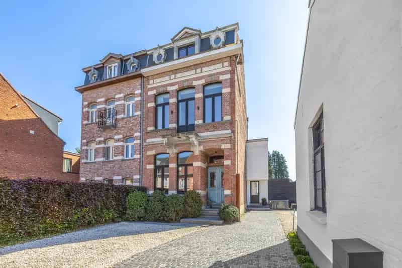 Herenwoning te huur met zwembad en bijgebouw