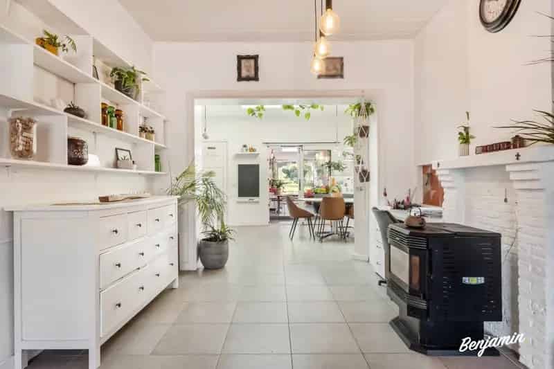 Verrassend ruime woning met 4 slaapkamers, garage en mancave in Zillebeke