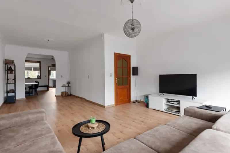 Rijwoning met 4 slaapkamers, een ruime tuin en garage te koop!Rijwoning met 4 slaapkamers, een ruime tuin en garage te koop!