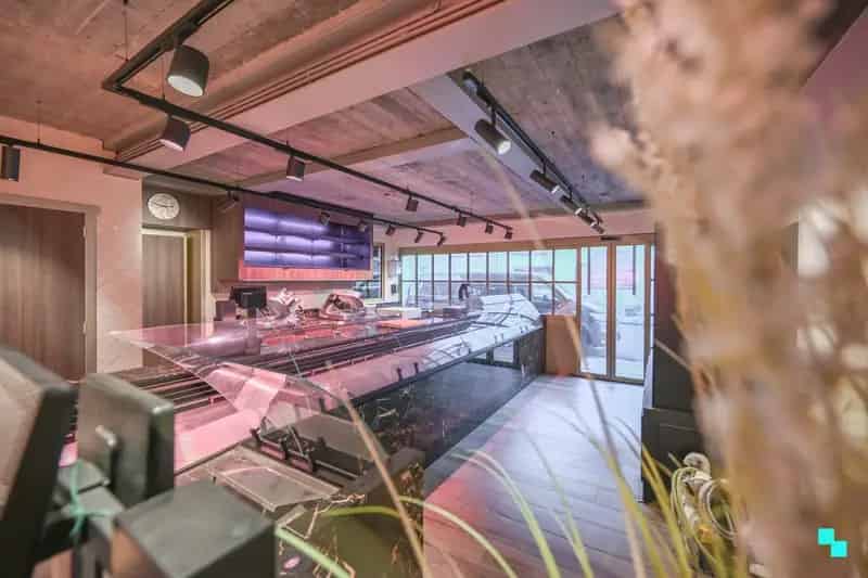 Handelseigendom met appartement op goede locatie