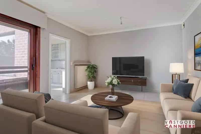 Deels gerenoveerde woning (2008) met 3 slaapkamers en inpandige garage te koop op een boogscheut van het centrum van Wakken!