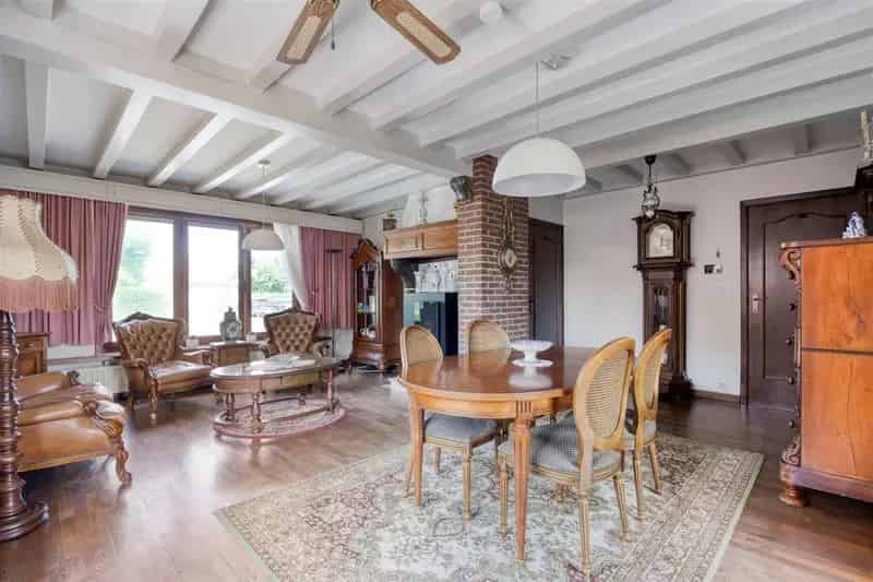 Vrijstaande woning met 4 slaapkamers, ruime tuin en garage op een riant perceel van 9a99ca, rustig gelegen nabij het centrum van Maaseik.
