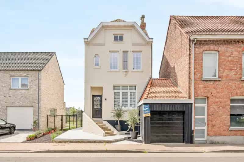 Kwalitatief gerenoveerde, alleenstaande burgerwoning met 3, mogelijk 4 slaapkamers en zuidgerichte tuin