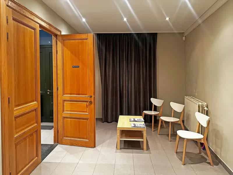 Opbrengsteigendom (praktijk + 2 appartementen) in Wijnegem centrum te koop!