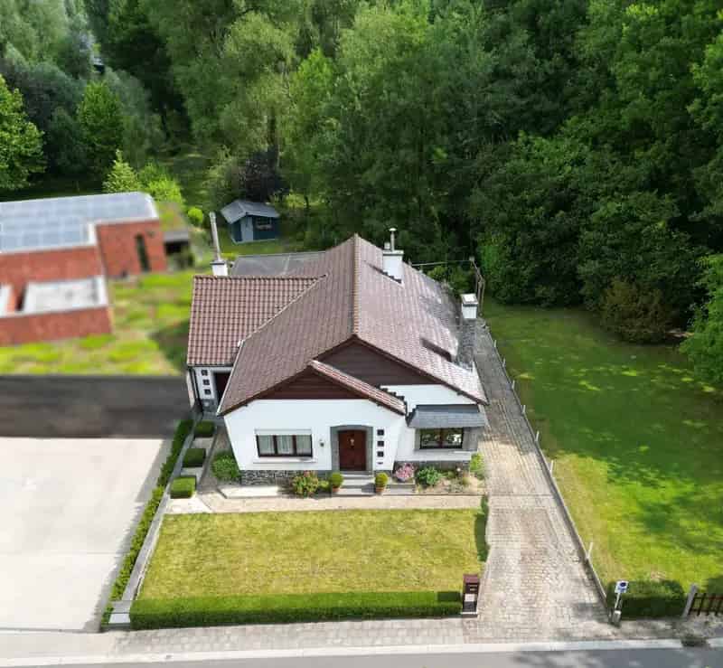 Charmante woning met 2 SLPK, dubbele grage en riante tuin!