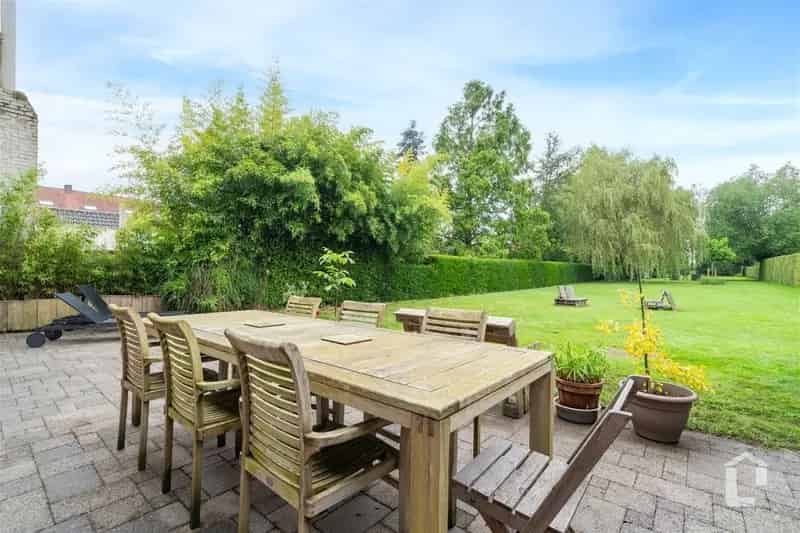 Moderne halfopen woning met 4 slaapkamers en zonnepanelen