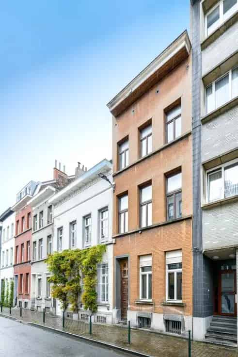 Herenhuis te Chartreux 6 slaapkamers grote tuin bijgebouw