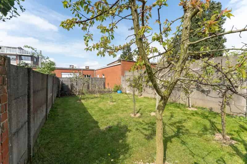 Vernieuwde woning,  gelegen te Roeselare met tuin en garage