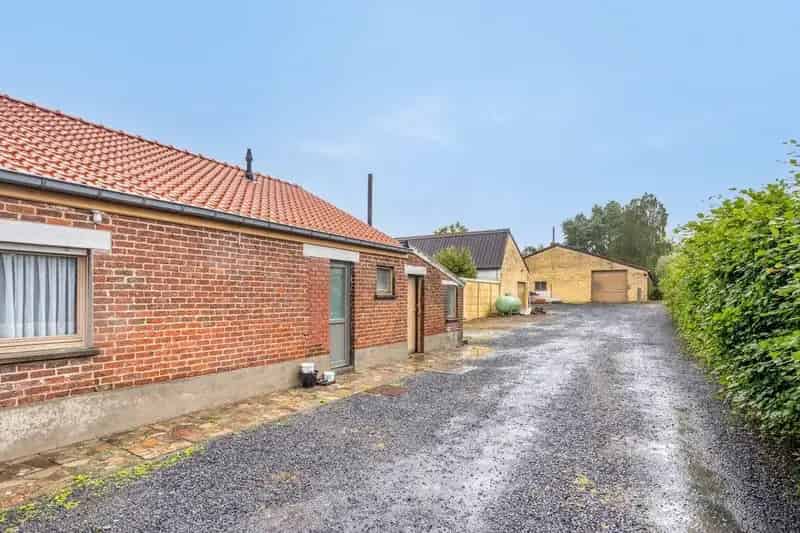 Loods van 340m2 en atelier van 75m2 met woning te koop te Vichte.
