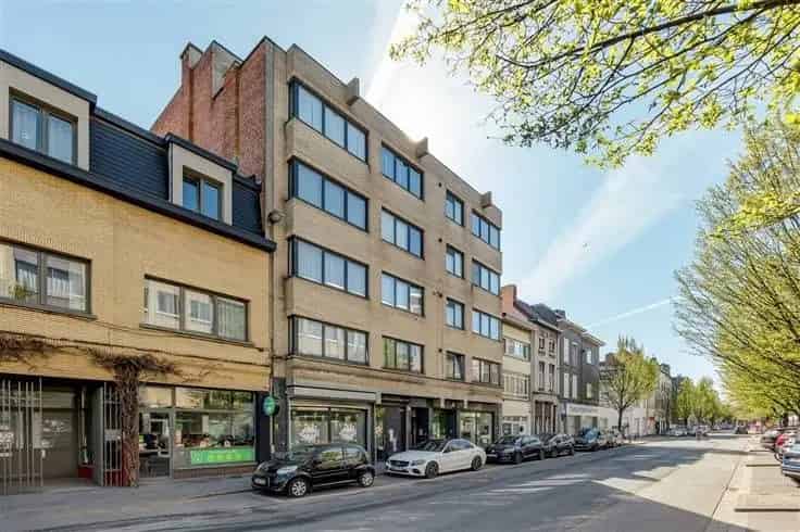Gerenoveerd Appartement 2 slaapkamers Nabij Slachthuis
