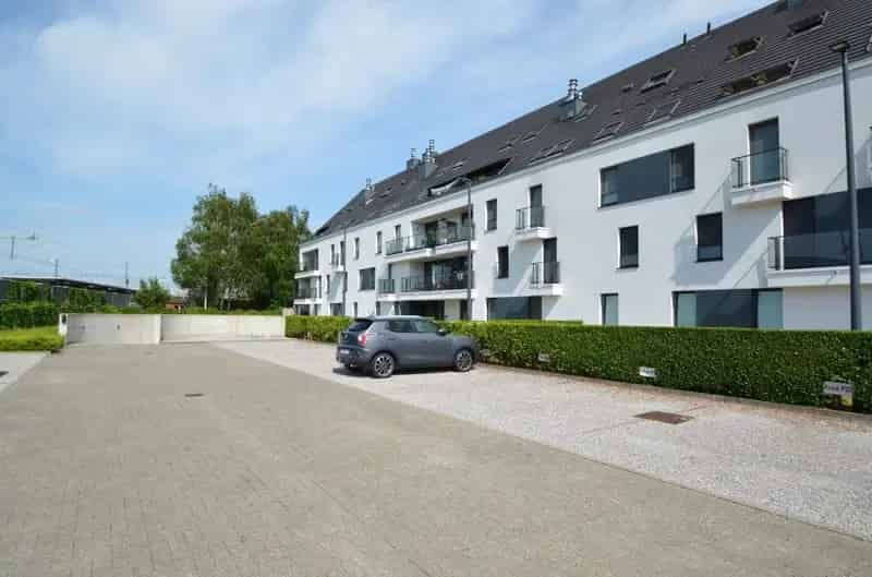 Autostandplaats aan station Beernem