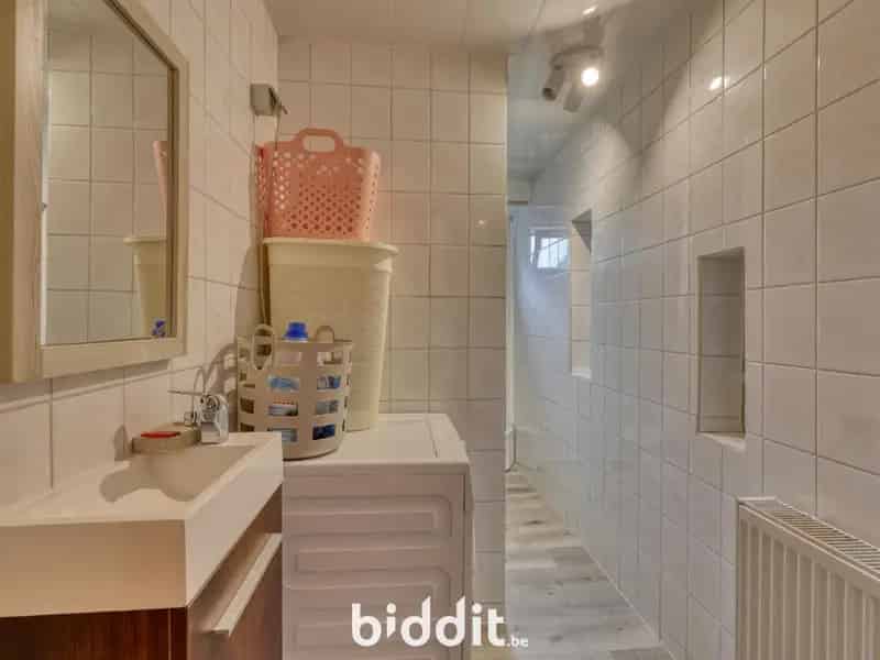 Een woonhuis op en met grond