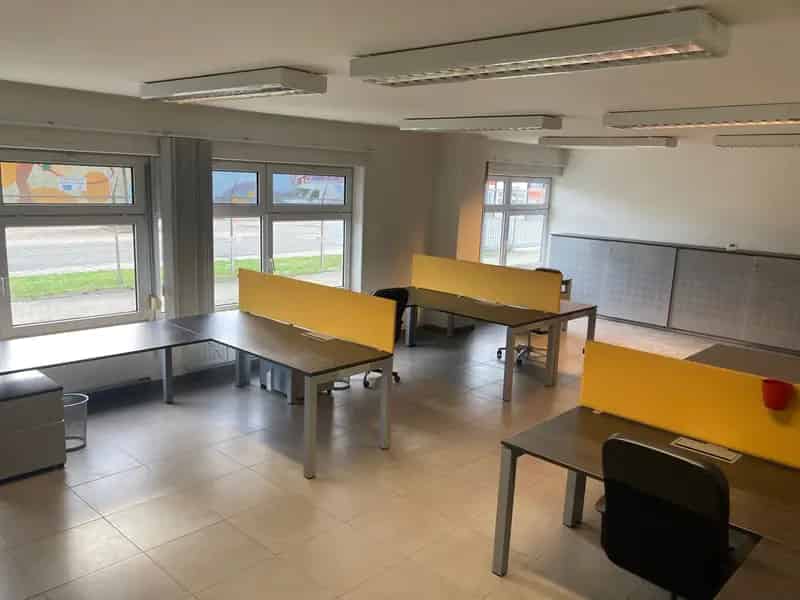 Bedrijfsgebouw met kantoren in Houthalen