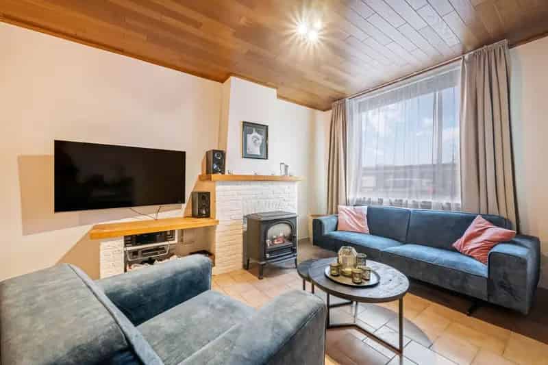 Te Assebroek, ruime woning mét garage op goede locatie.