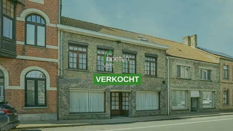 ALVERINGEM: Centraal gelegen maar wel op te smukken (rij)woning met dubbele garage die uitweg biedt achteraan, met 3 à 4 slpks en tuin op 288m² totale grondopp.