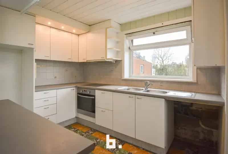 Vrijstaande woning met dubbele garage op een mooi perceel