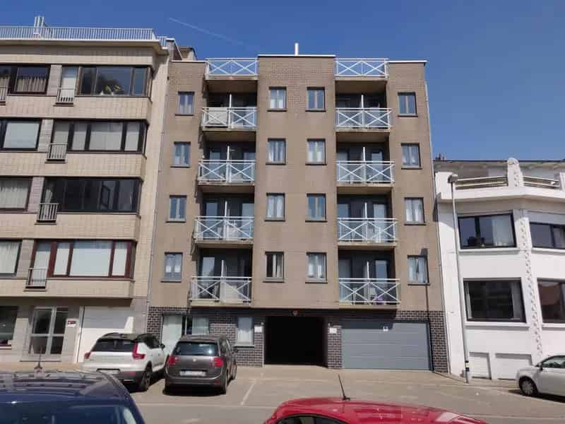 Garage plus staanplaats te koop
