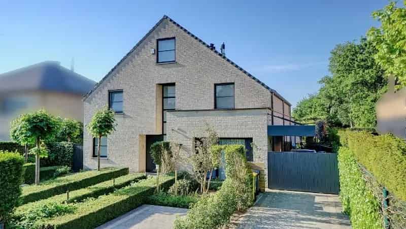 Zeer rustig gelegen villa van 330m² op 8a45ca met prachtige zuidgerichte tuin