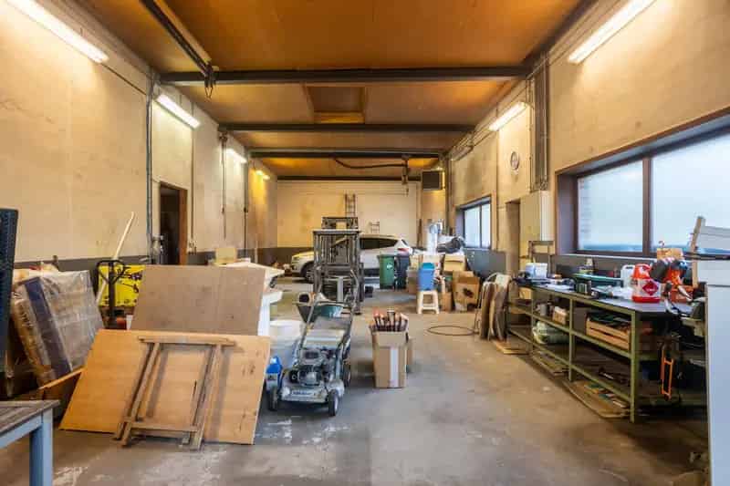 Vierkantshoeve met loods/stalling + weide op 0,5ha