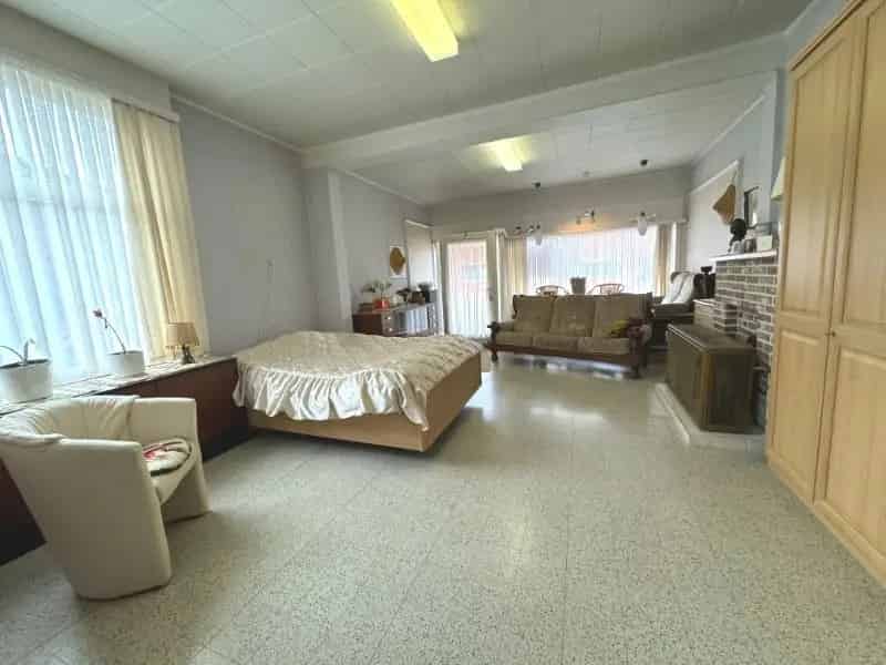 Te renoveren stadswoning, centrale ligging, garage, 3/4 slaapkamers.