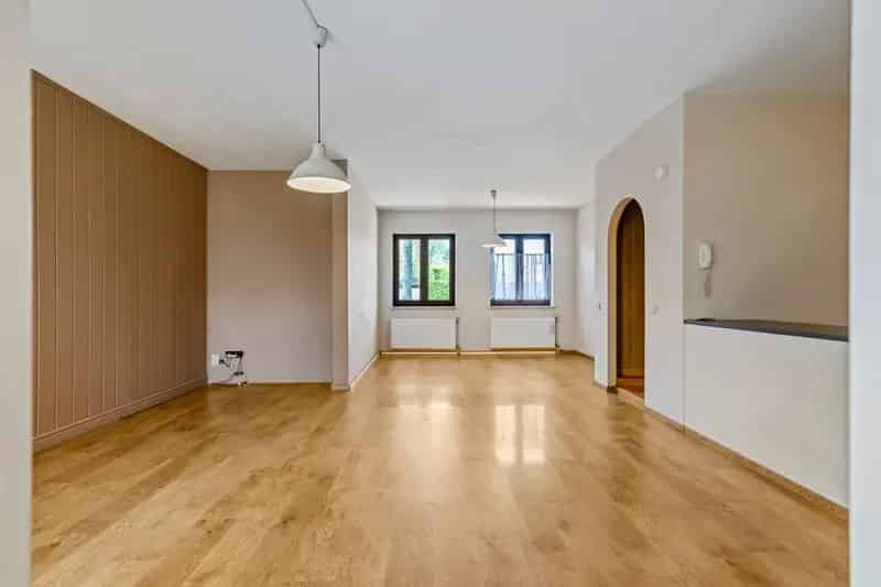 Ruim gelijkvloers appartement met tuin en autostaanplaats!