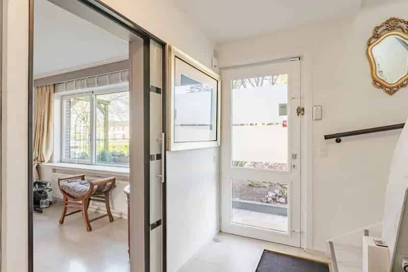 Instapklare halfopen gezinswoning met ruime veranda en inpandige garage