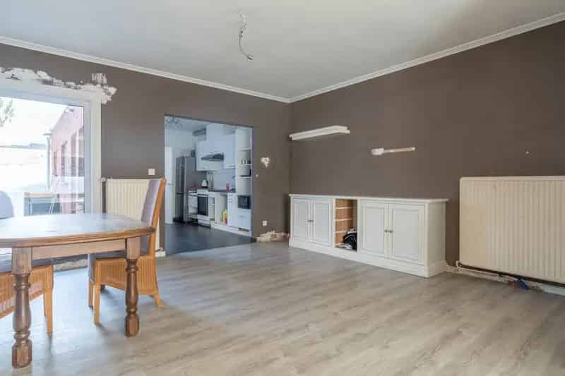 Op te frissen woning met 3 slaapkamers en gezellige tuin.