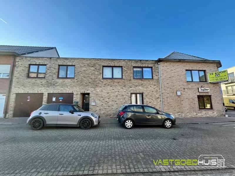 Opbrengsteigendom: handelspand, 2 appartementen en 2 garages