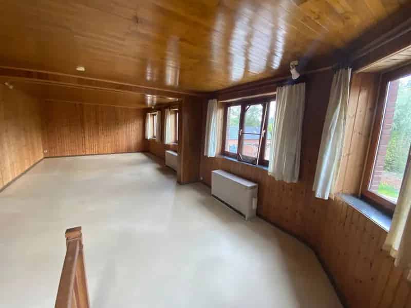 Winkelruimte + woongedeelte + appartement + garage + 2 loodsen