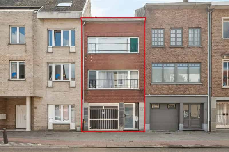 Bel-étage woning met drie slaapkamers, 2 garages, gelegen in het centrum van Kalmthout.
