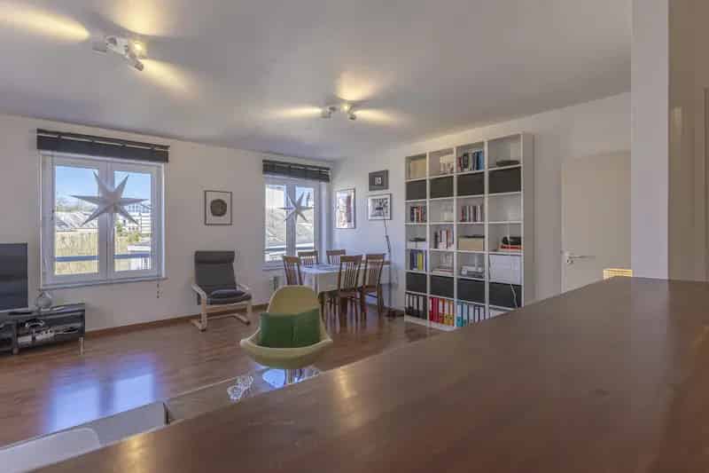 Verzorgd en lichtrijk appartement met twee slpks en parking.