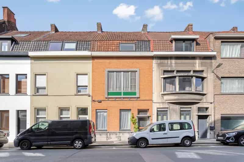 Goedgelegen woning met 4 slaapkamers !!