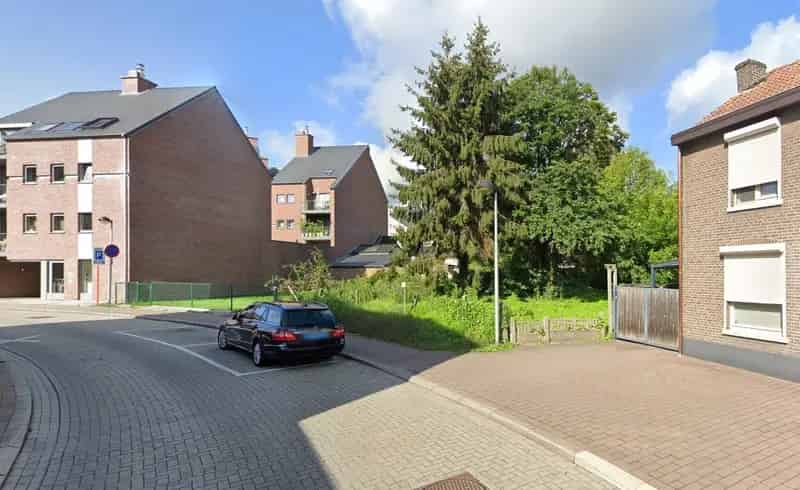 Mooie kavel op uitstekend locatie aan de Broekstraat, op wandelafstand van het Kerkplein, Molenweideplein en de Stationsstraat.