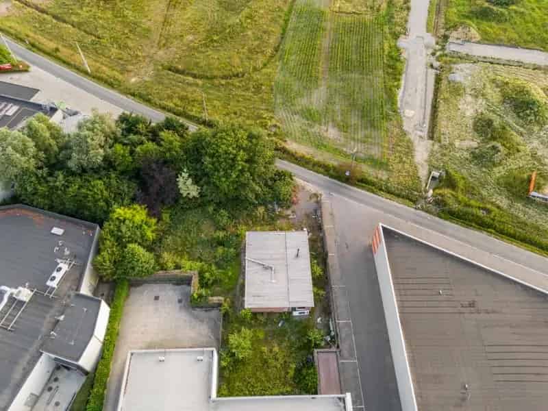 Roeselare-Brugsesteenweg. BOUWGROND + VERGUNDE PLANNEN voor  het bouwen van LOODS 486m2 & LOFT.  Unieke ontwikkelingszone op uitstekende ligging.  Perceel / tuin inclusief +/- 1080 m2.