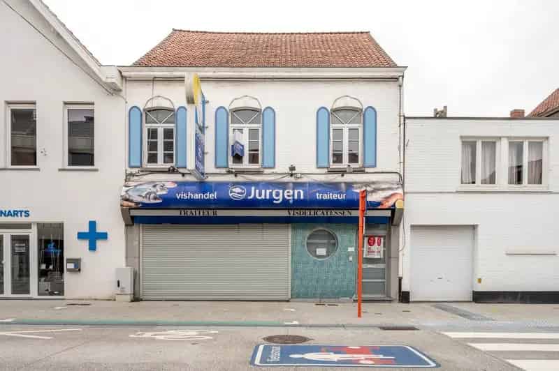 Te renoveren handelswoonst met koer in centrum Kuurne.