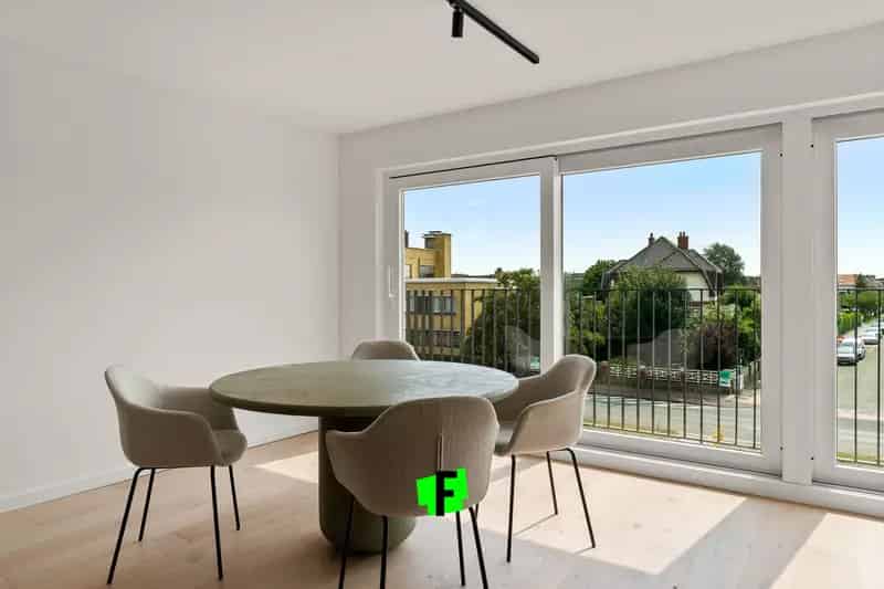 Volledig gerenoveerd appartement op derde verdieping van kleinschalige residentie te Oostende!