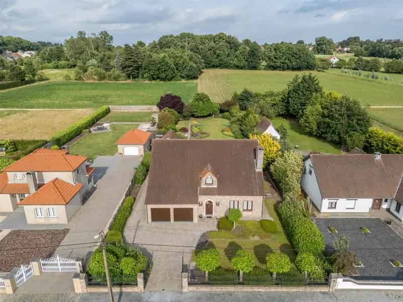 Landelijk villa in Scherpenheuvel-Zichem, 5 slpks, garages, omringd door agrarisch gebied. EPC C.