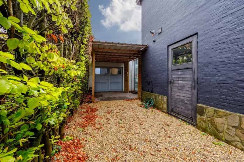 Halfopen bebouwing met 5 slaapkamers en grote tuin!