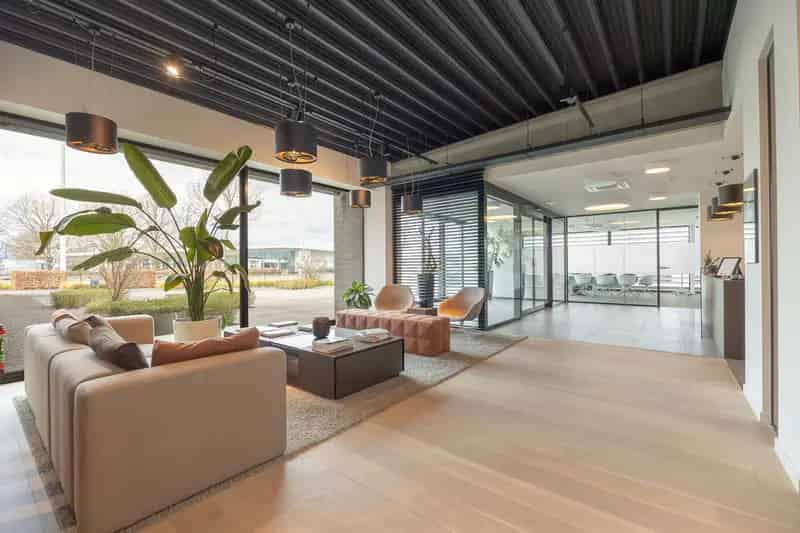 Strategische gelegen showroom te huur te Wijnegem!