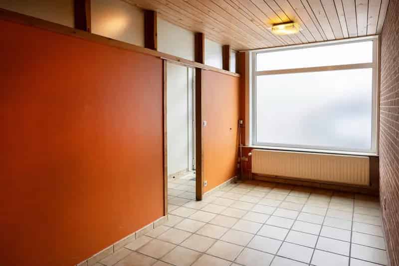 Ruime, op te frissen, rijwoning met tuin en garage.
