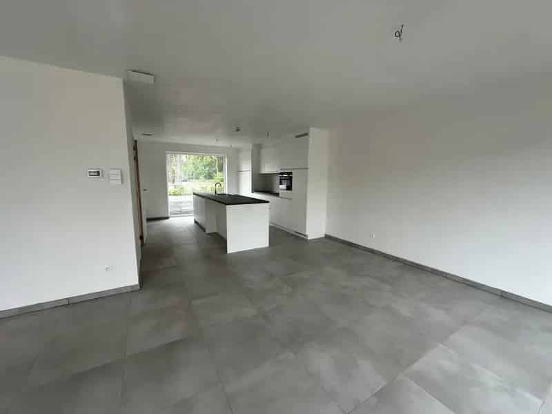 Nieuwbouw Huis te Huur 210m2 3 slaapkamers Rustige buurt