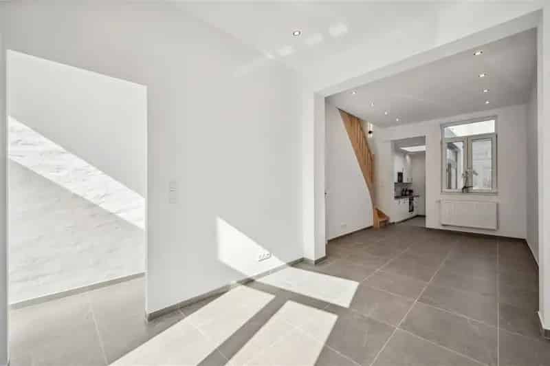 Instapklare, volledig gerenoveerde woning met 3 slaapkamers