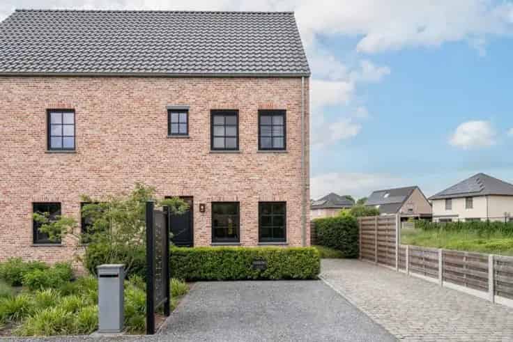 Huis Te Koop Hulshout: Instapklare Pastorijwoning met 5 slaapkamers