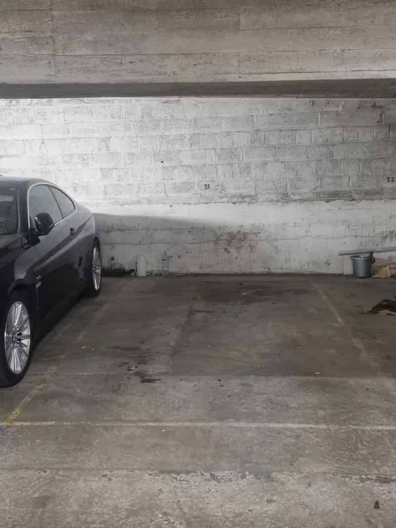 Binnen autostaanplaats voor één wagen.